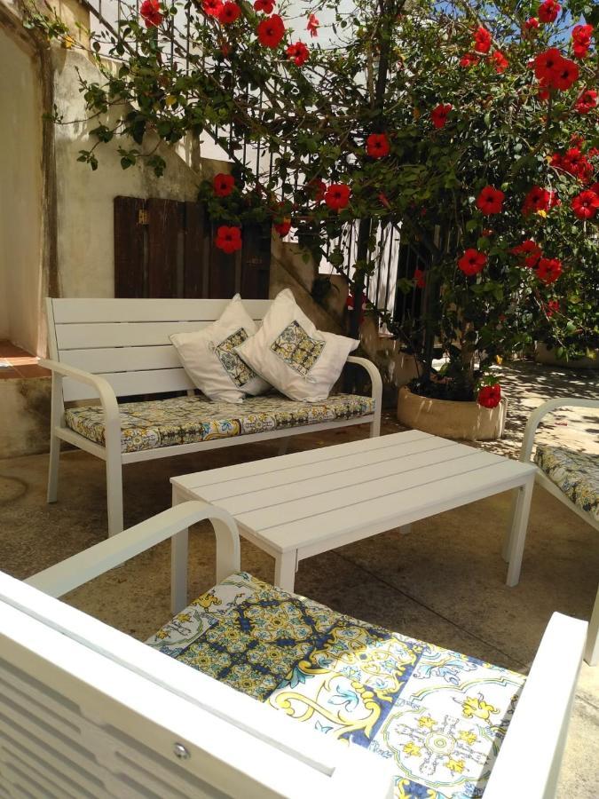 Vila Casale Hibiscus Santa Maria Del Focallo Exteriér fotografie