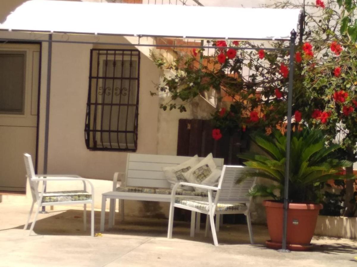 Vila Casale Hibiscus Santa Maria Del Focallo Exteriér fotografie
