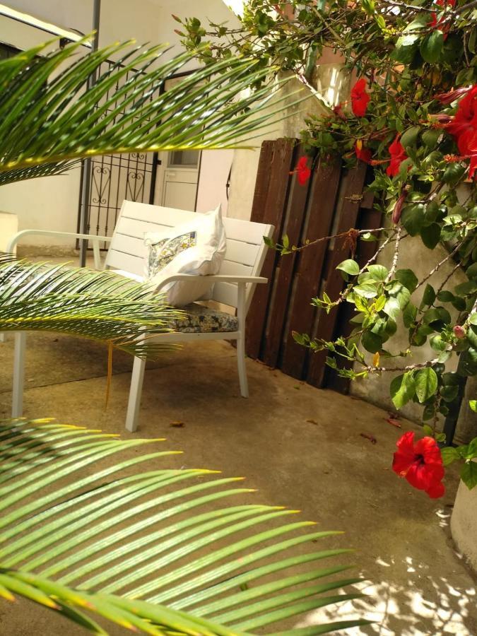 Vila Casale Hibiscus Santa Maria Del Focallo Exteriér fotografie